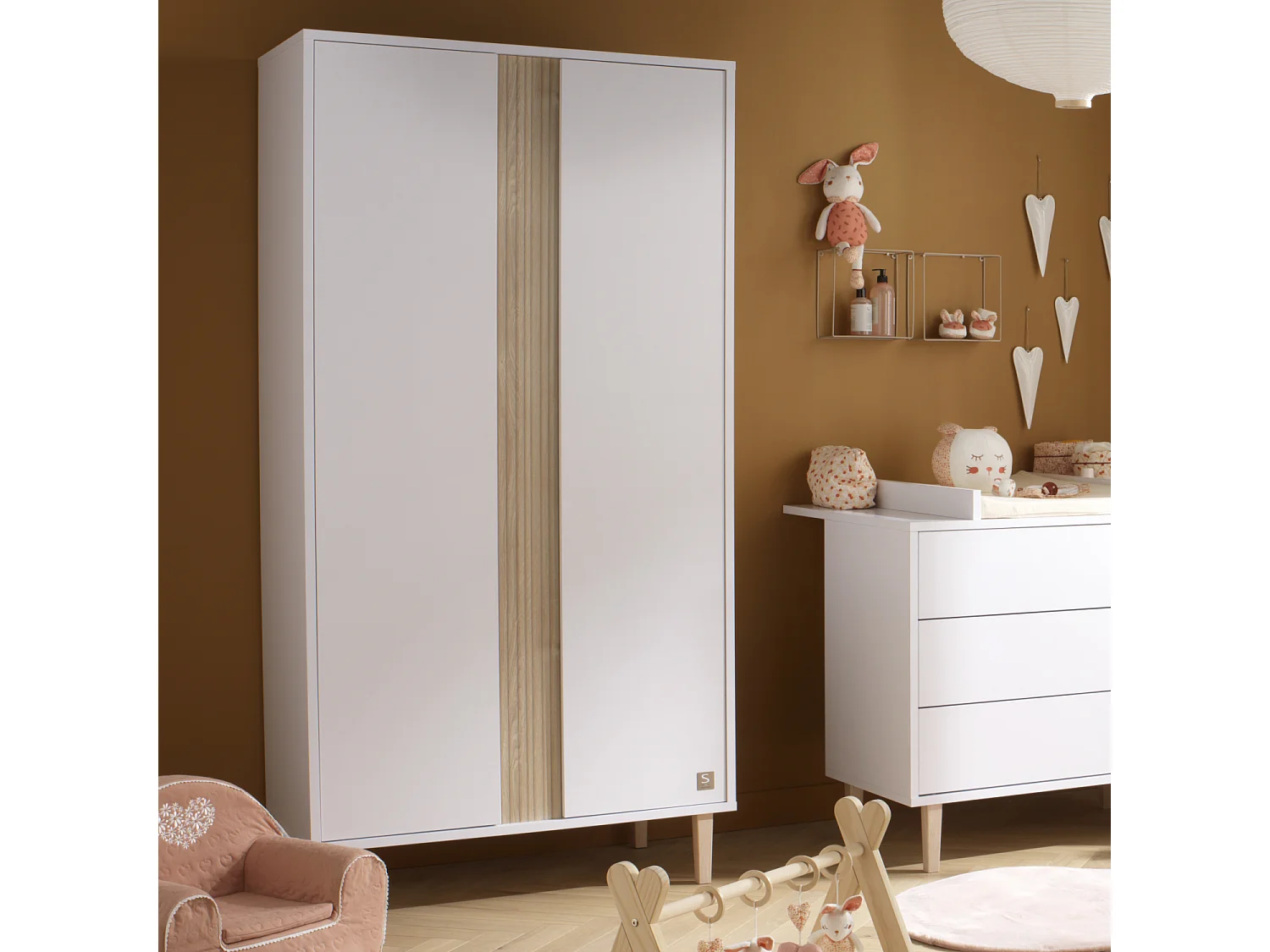 Armoire 2 portes avec détail imitation bois texturé et pieds bois PALOMA - Sauthon