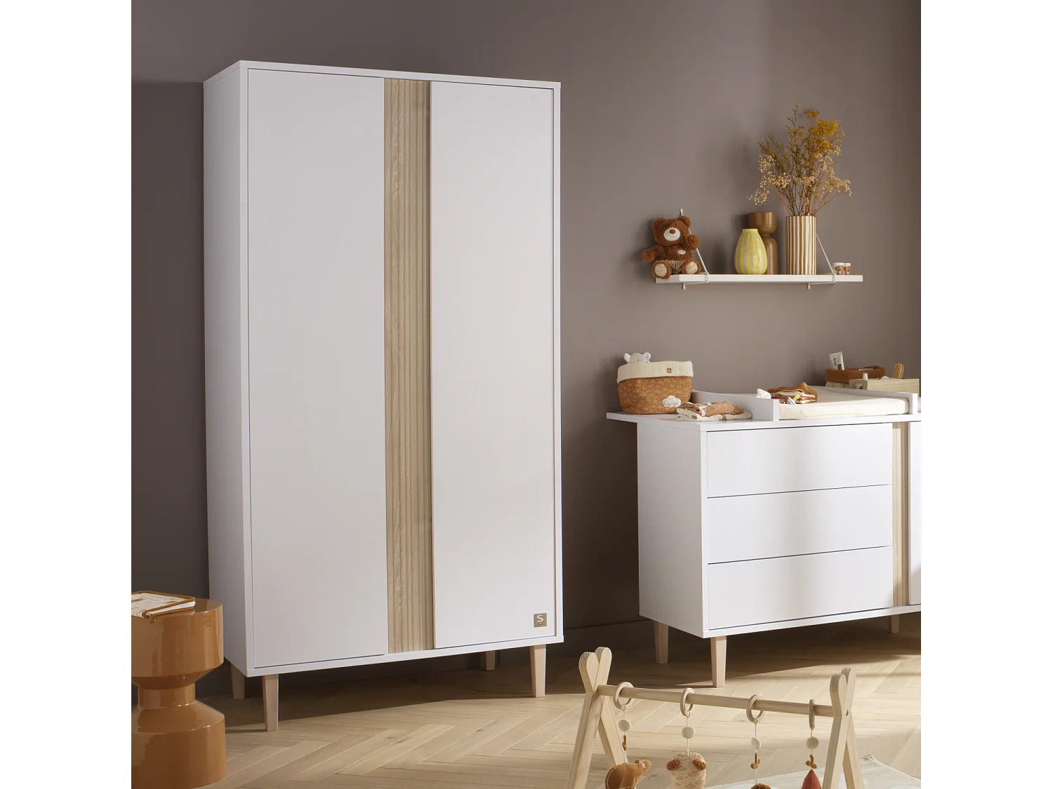 Armoire 2 portes avec détail imitation bois texturé et pieds bois PALOMA - Sauthon
