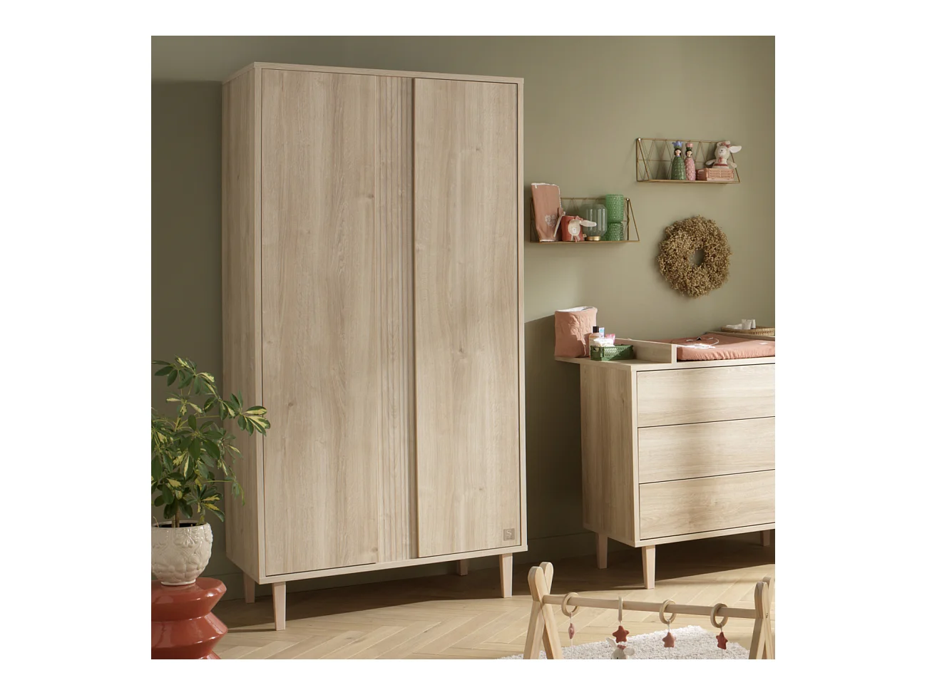 Armoire 2 portes avec détail imitation bois texturé et pieds bois PALOMA - Sauthon
