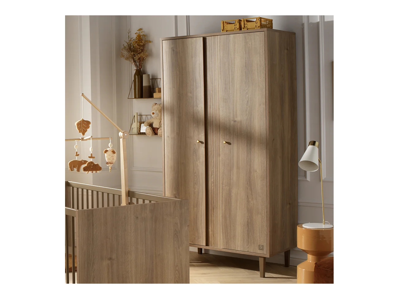 Armario de 2 puertas con detalle de imitación de madera texturizada y patas de madera