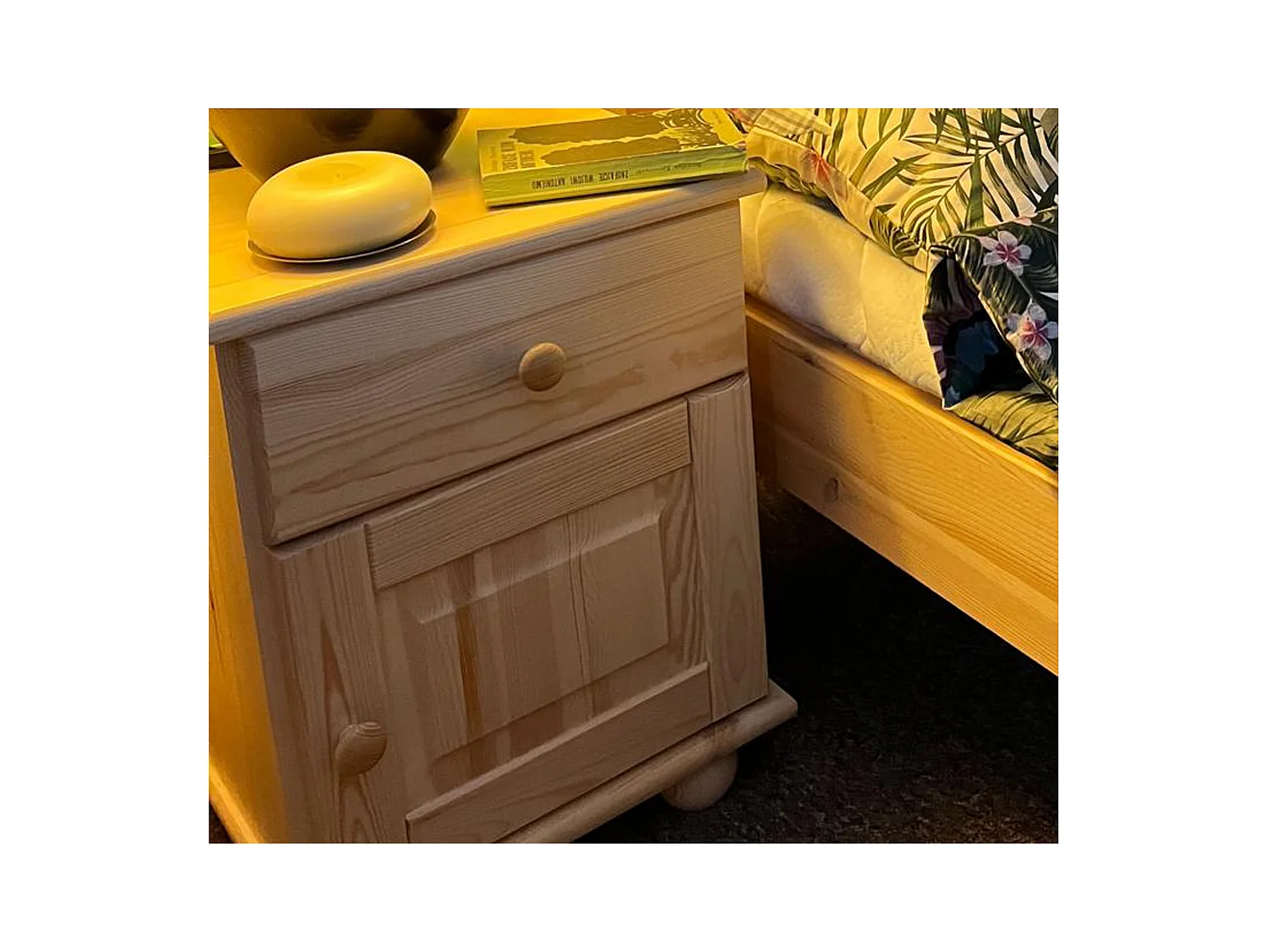 Szafka nocna z drewna litego, sosnowa z szufladą i drzwiczkami P OLIVER