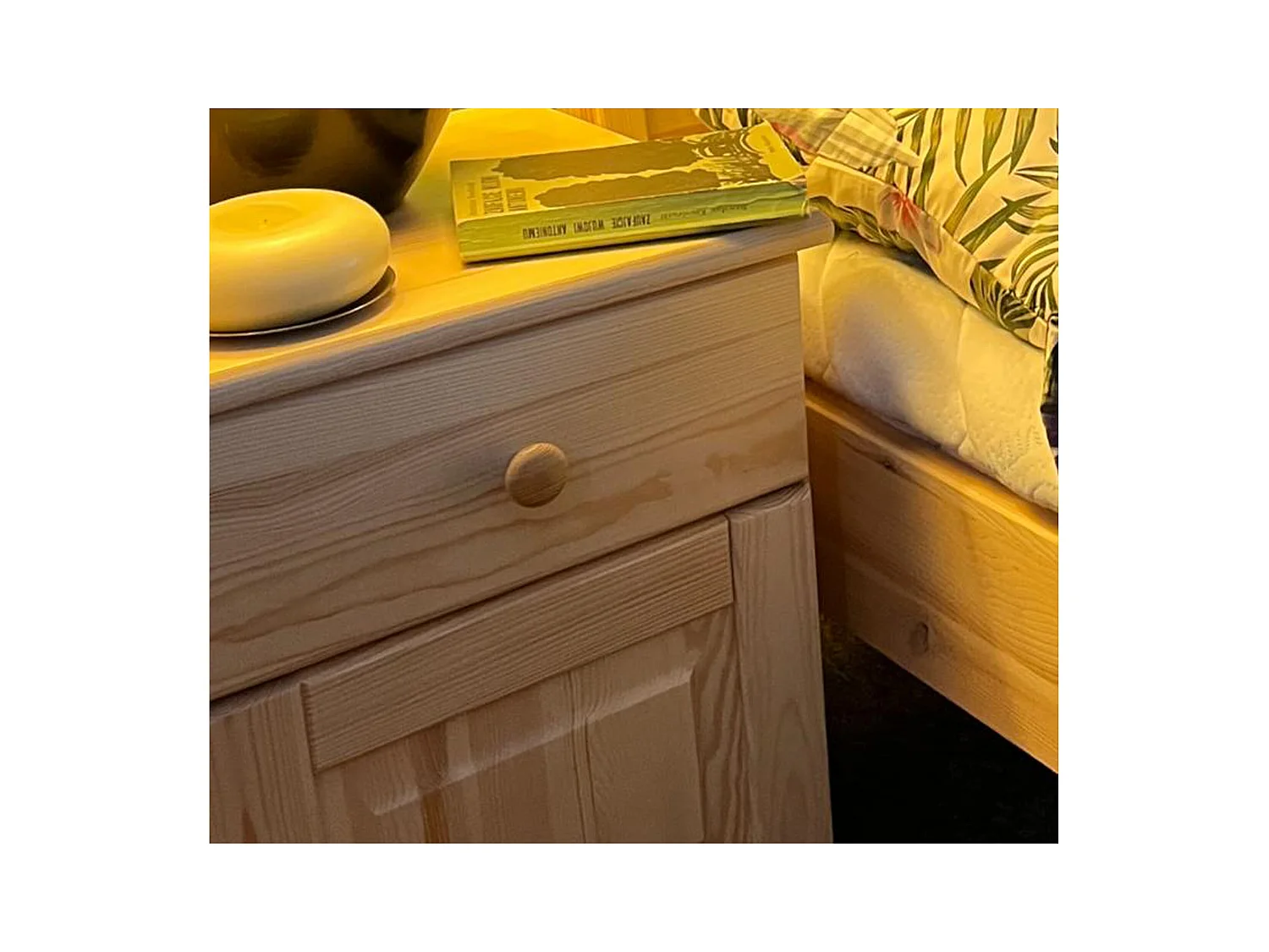 Szafka nocna z drewna litego, sosnowa z szufladą i drzwiczkami P OLIVER