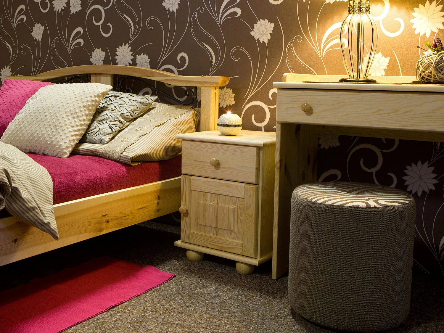 Szafka nocna z drewna litego, sosnowa z szufladą i drzwiczkami P OLIVER