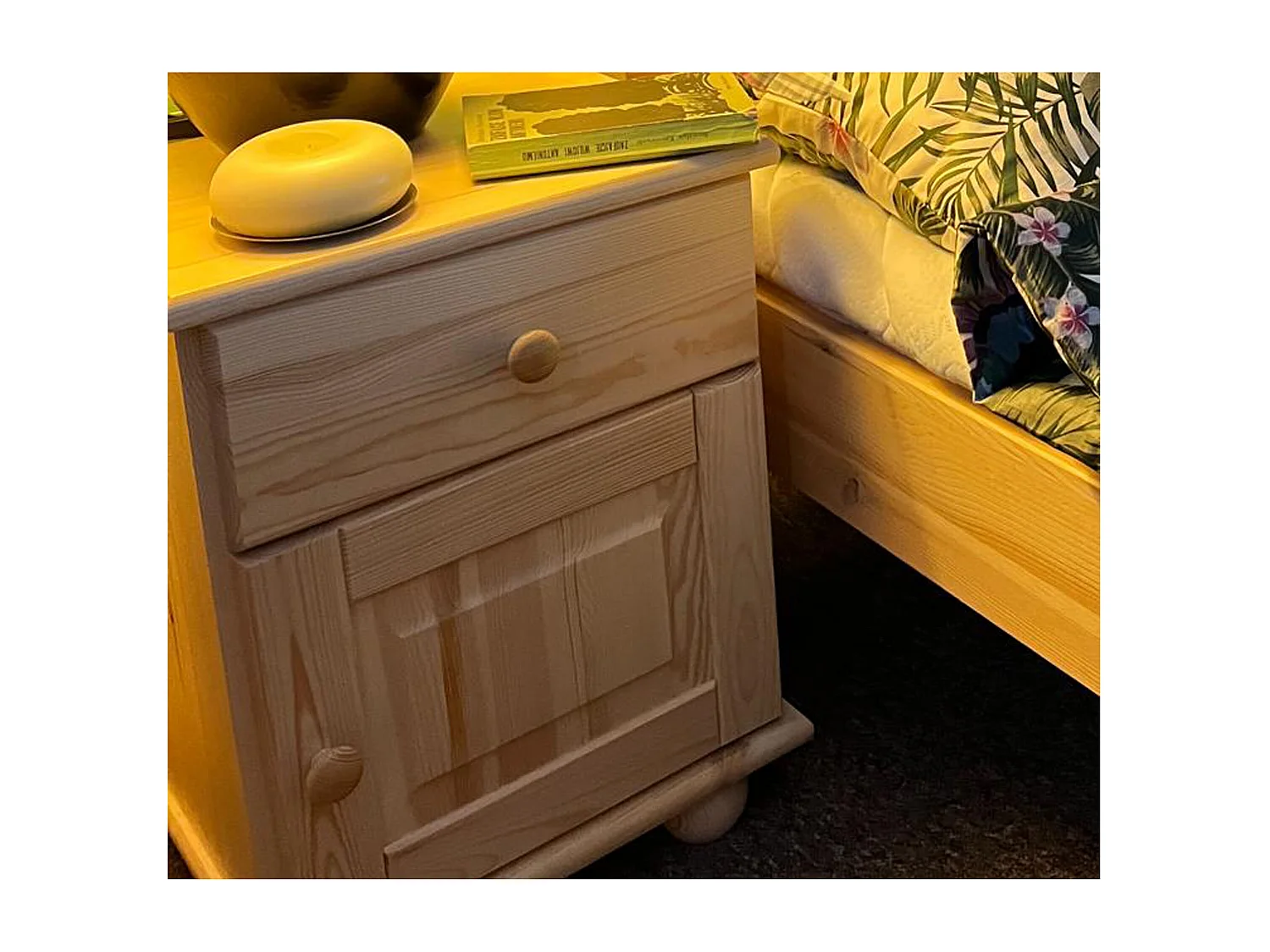 Szafka nocna z drewna litego, sosnowa z szufladą i drzwiczkami P OLIVER