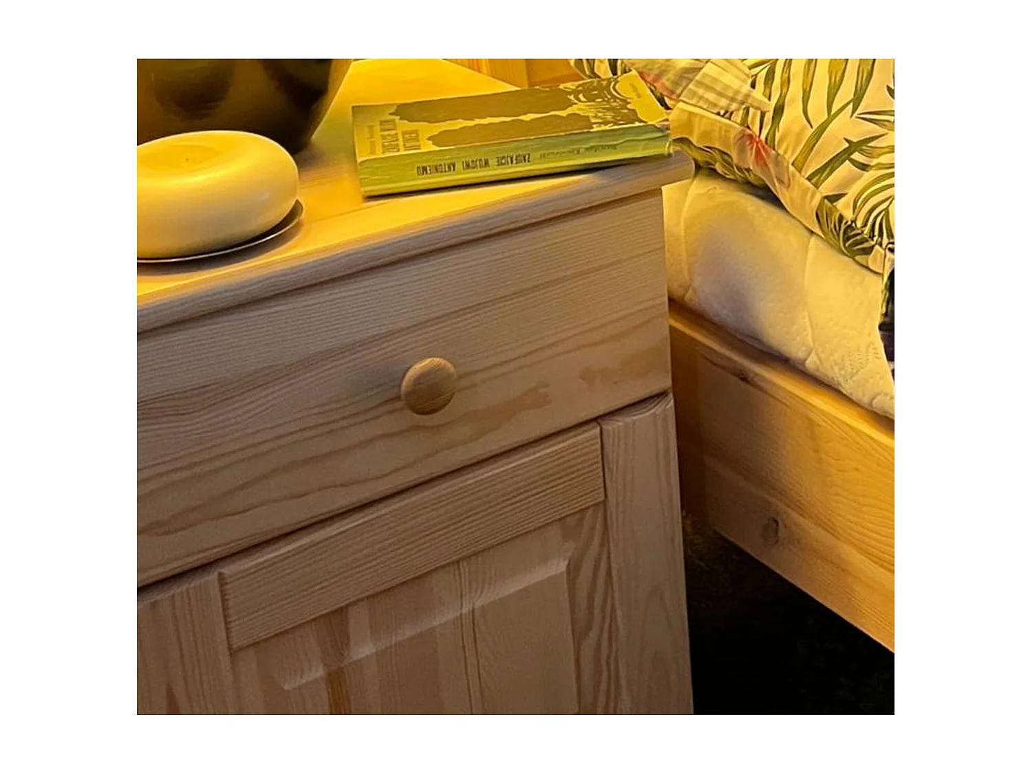 Szafka nocna z drewna litego, sosnowa z szufladą i drzwiczkami P OLIVER