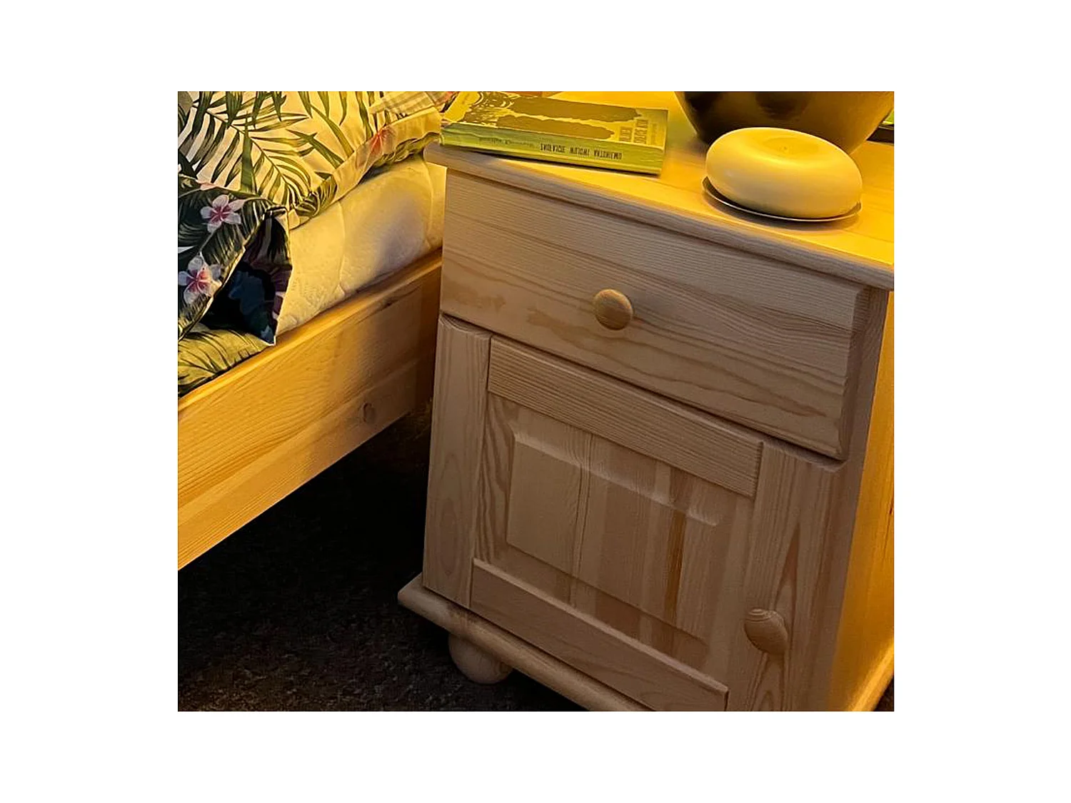 Szafka nocna z drewna litego, sosnowa z szufladą i drzwiczkami L OLIVER