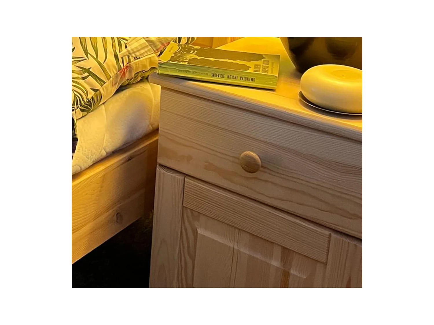 Szafka nocna z drewna litego, sosnowa z szufladą i drzwiczkami L OLIVER