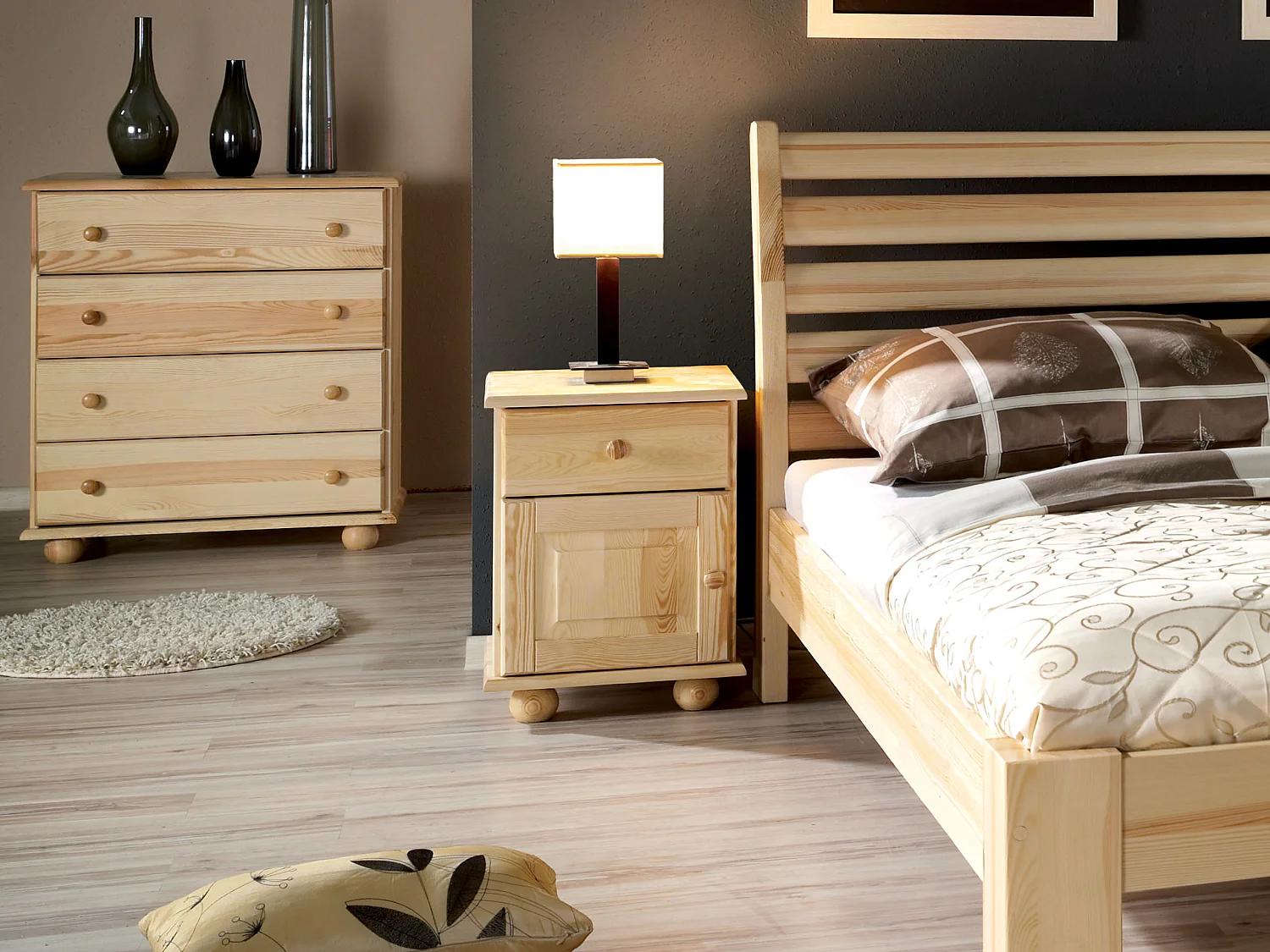 Szafka nocna z drewna litego, sosnowa z szufladą i drzwiczkami L OLIVER