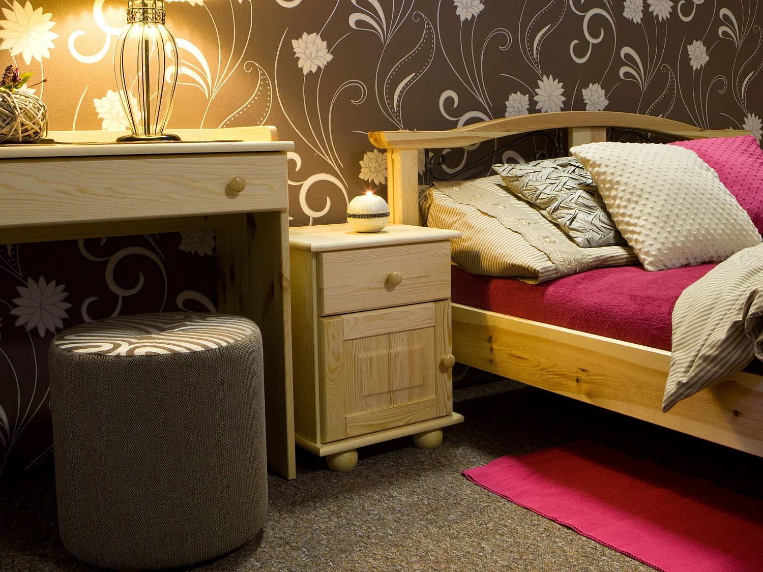 Szafka nocna z drewna litego, sosnowa z szufladą i drzwiczkami L OLIVER