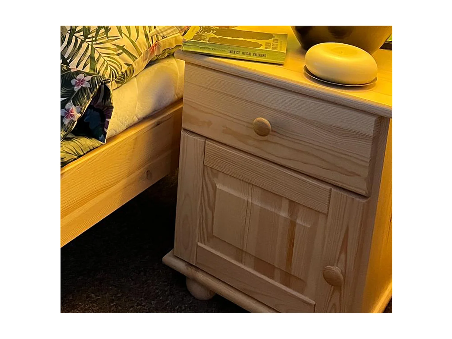 Szafka nocna z drewna litego, sosnowa z szufladą i drzwiczkami L OLIVER