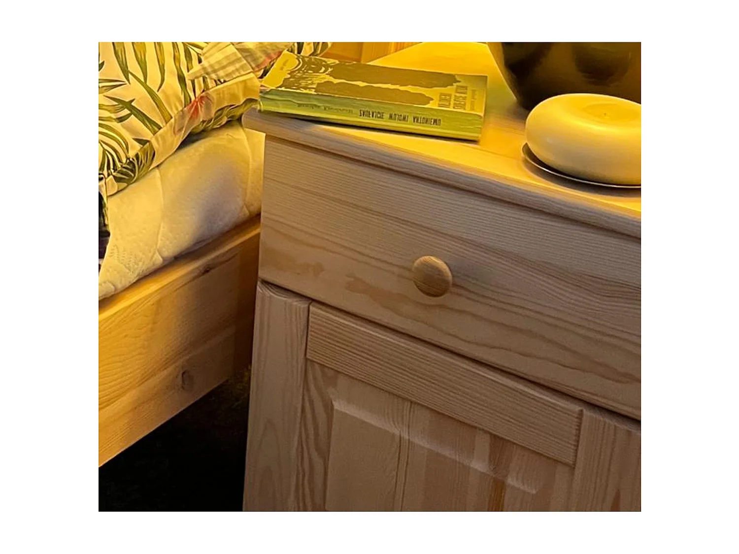 Szafka nocna z drewna litego, sosnowa z szufladą i drzwiczkami L OLIVER