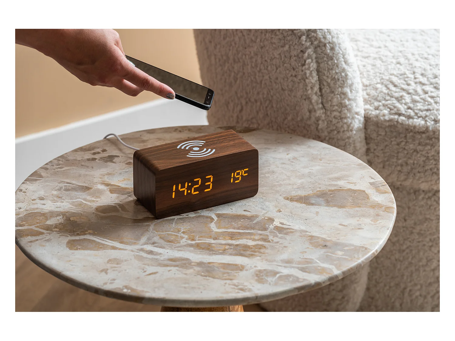 Weckerblock mit Telefonladegerät LED - Dunkles Holz