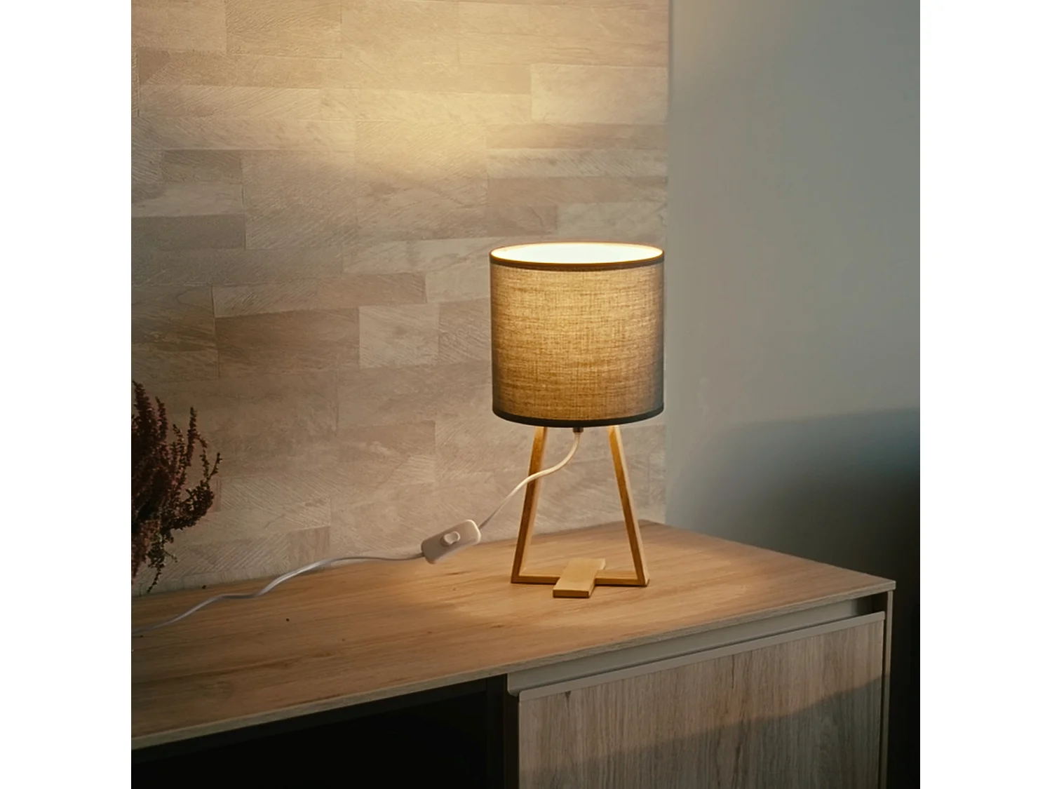 FORLIGHT NUTS - Lampe à poser de style nordique. Pour table de chevet en bois naturel et textile gris. E27