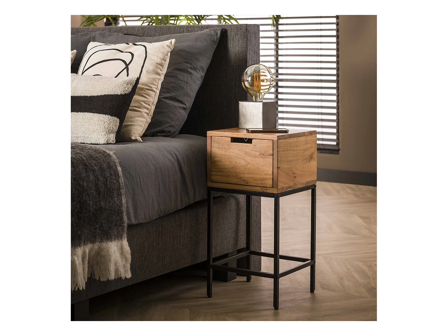 Table de chevet XS plate / Acacia massif naturel