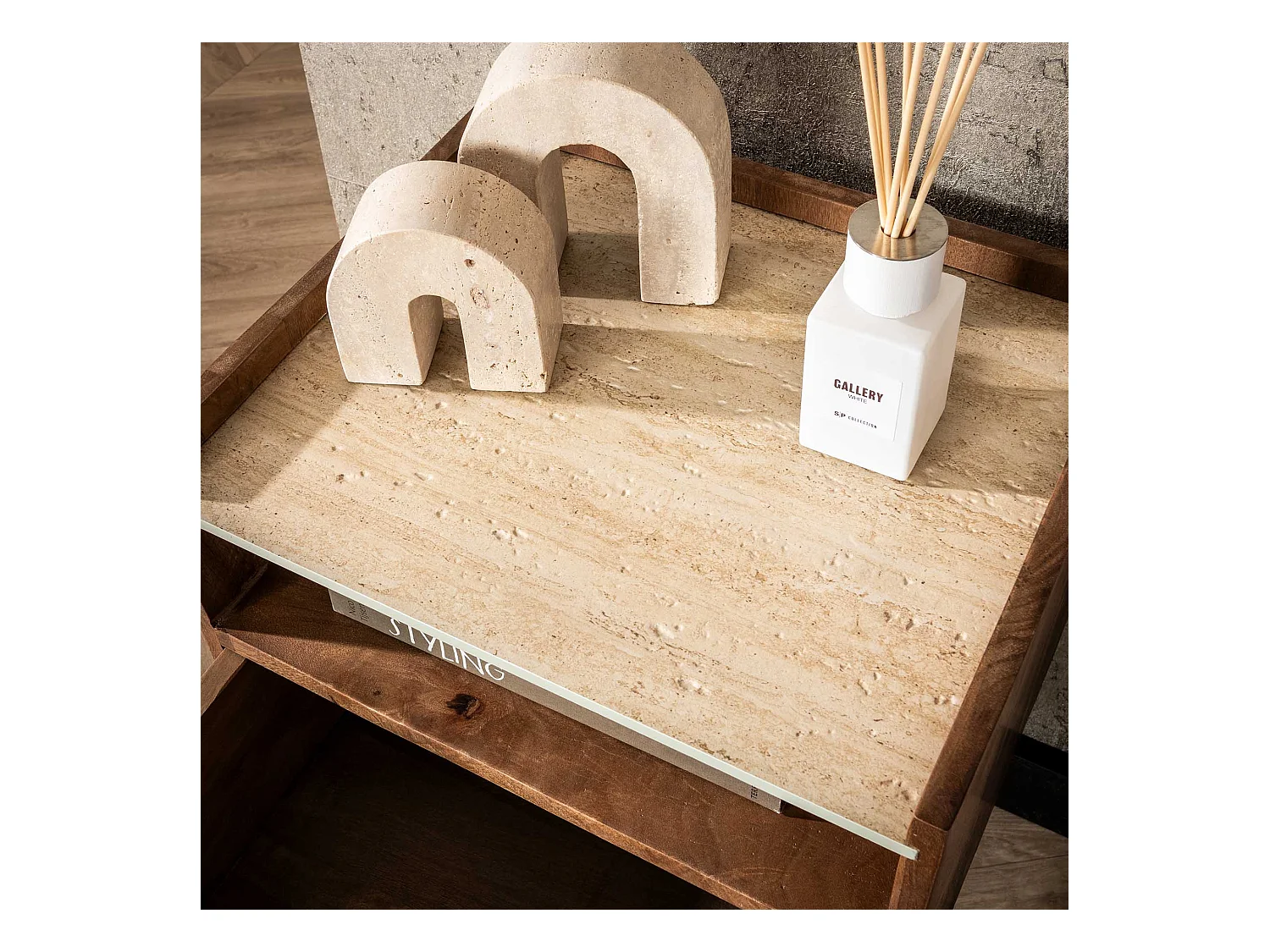 Table de chevet suspendue ouverte Nuovo Travertin - Mangue massif couleur sable