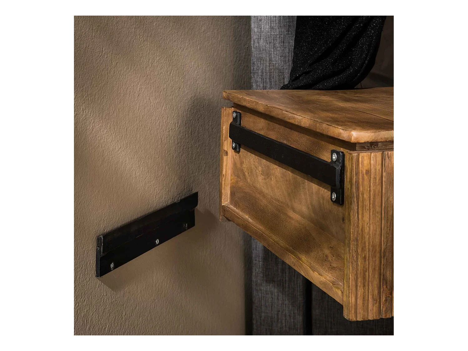 Table de chevet Wave - Suspendue 1 tiroir - Bois de manguier - Couleur sable