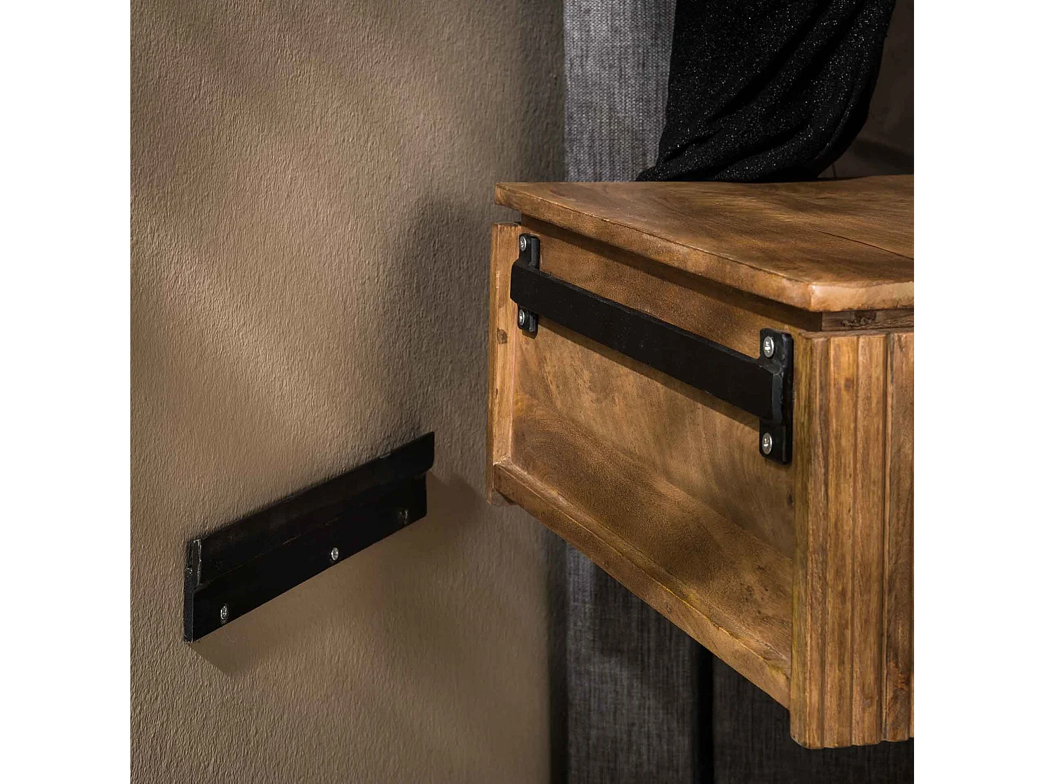 Table de chevet Wave - Suspendue 1 tiroir - Bois de manguier - Couleur sable