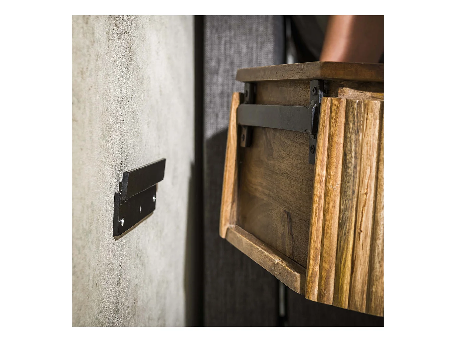 Nachtkastje Wave Rond - Massief Mango Zandkleur