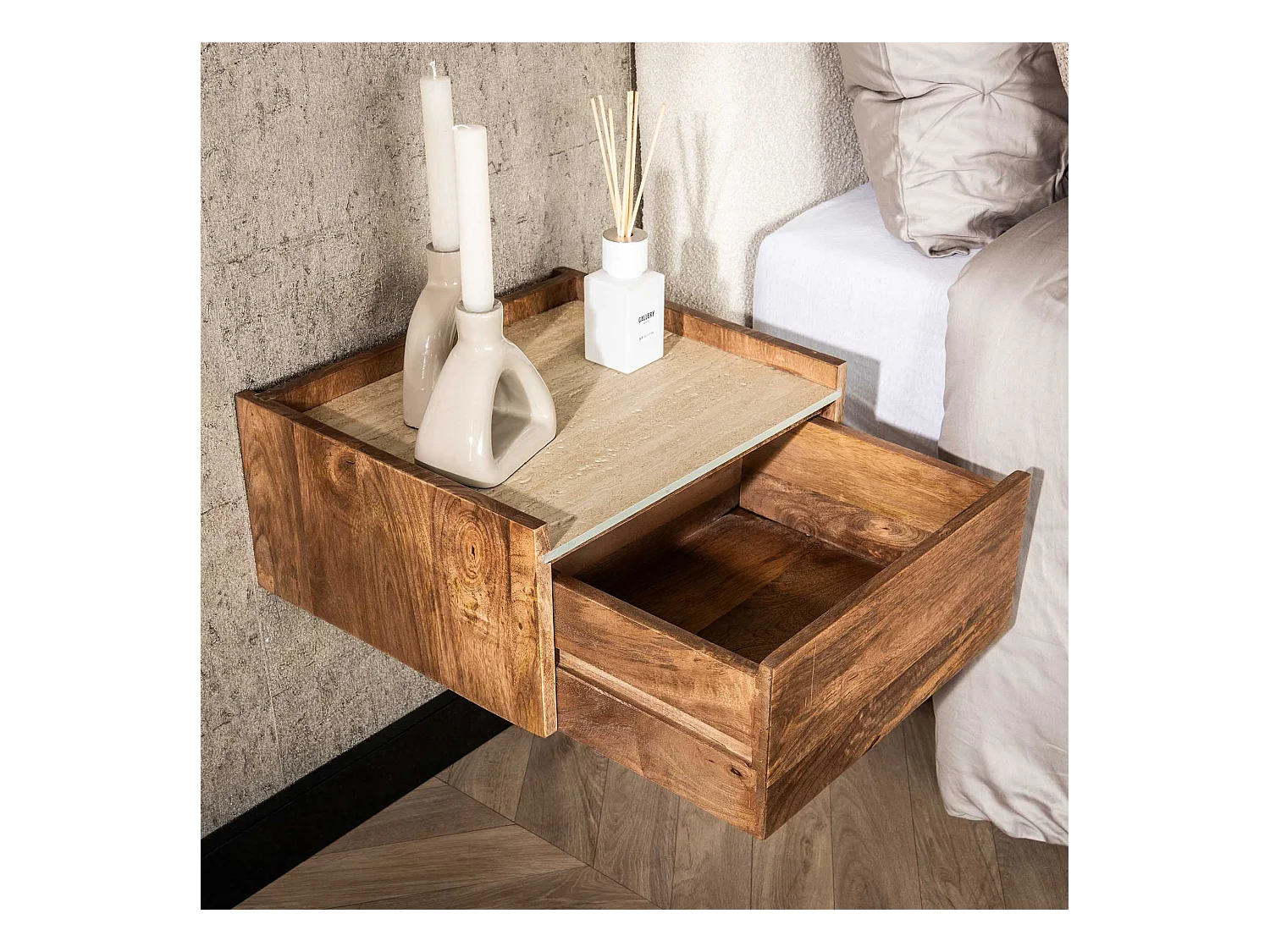 Table de chevet suspendue Nuovo Travertine - Mangue massif couleur sable