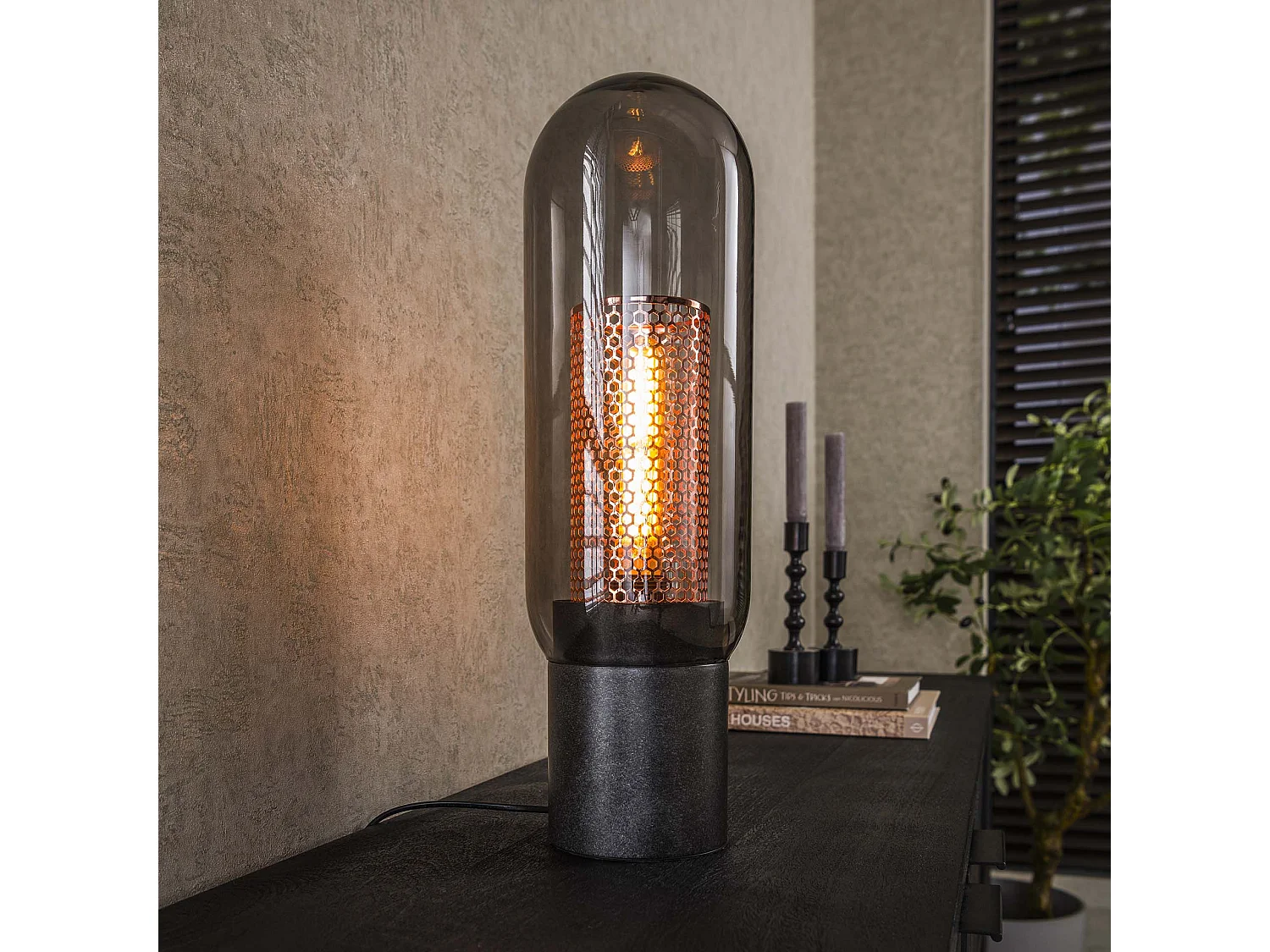 Lámpara de mesa Smoke - Acero perforado en vidrio - Negro ártico