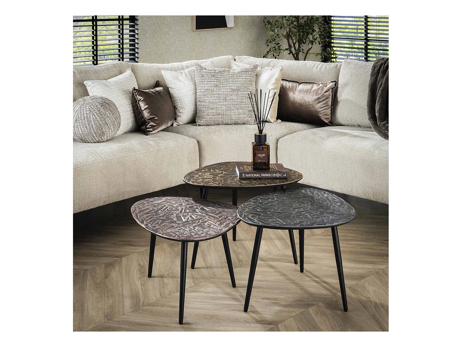 Table basse triangulaire patinée - Lot de 3