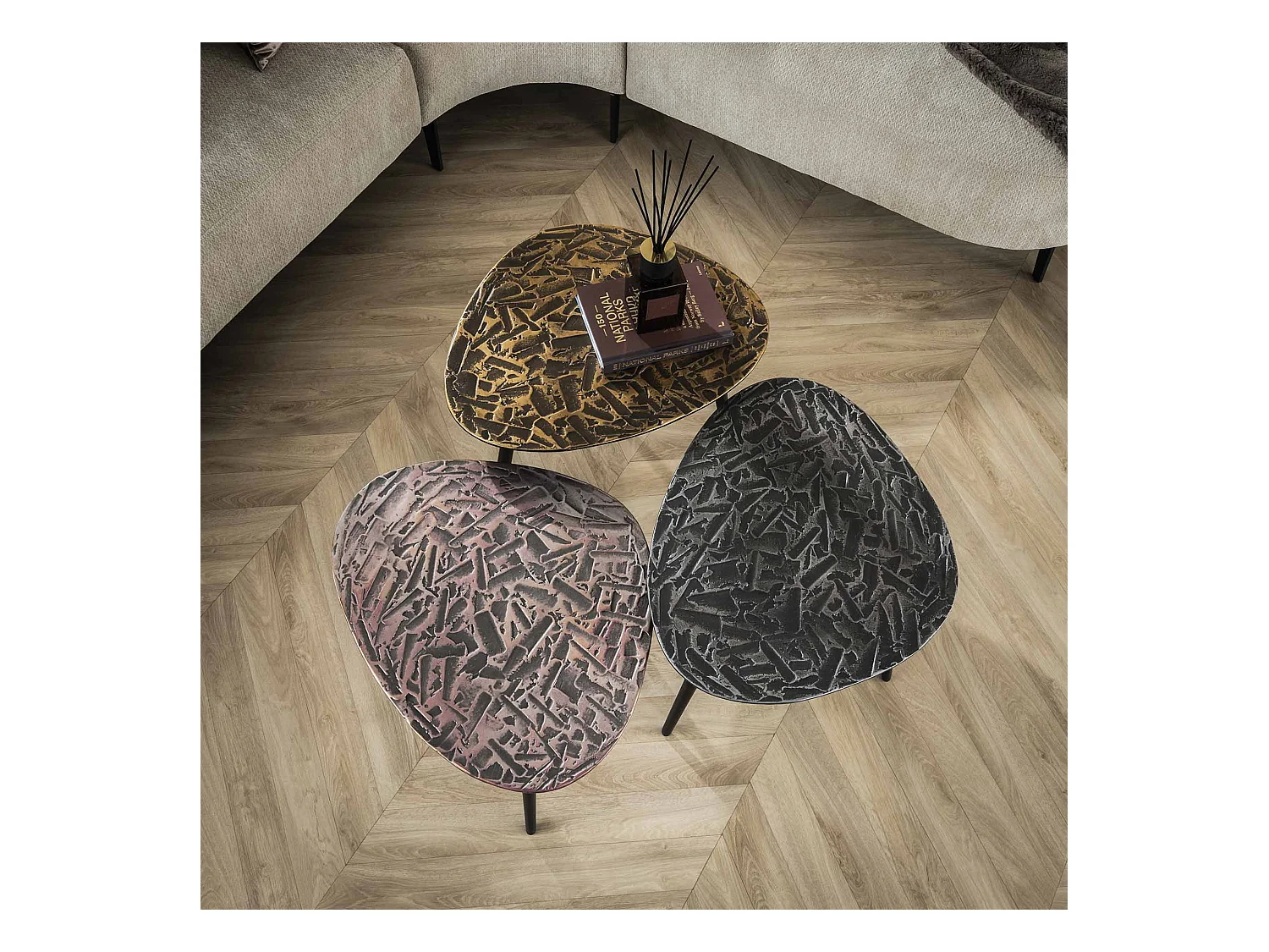 Table basse triangulaire patinée - Lot de 3