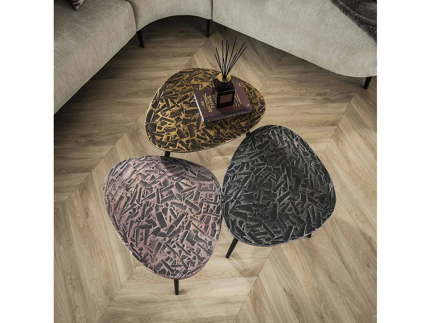 Table basse triangulaire patinée - Lot de 3