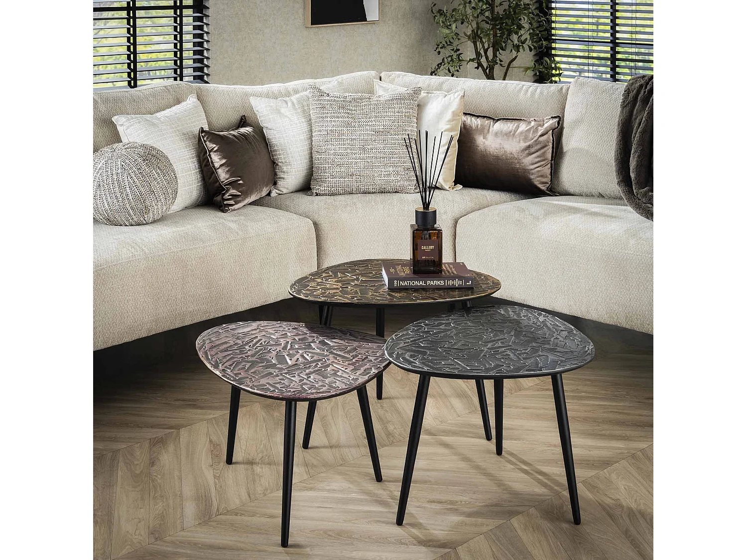 Table basse triangulaire patinée - Lot de 3