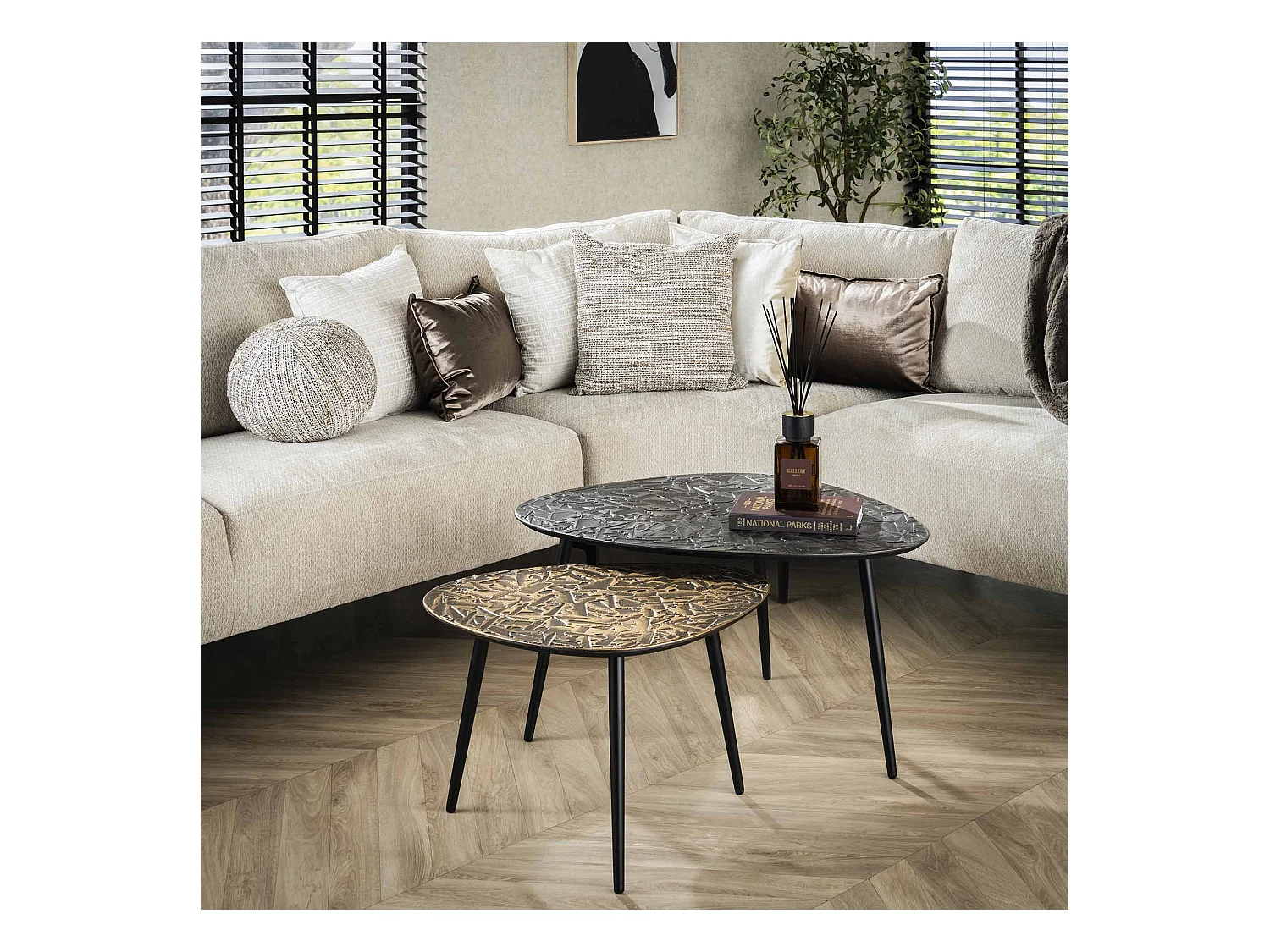 Table basse triangulaire en métal patiné - Lot de 2