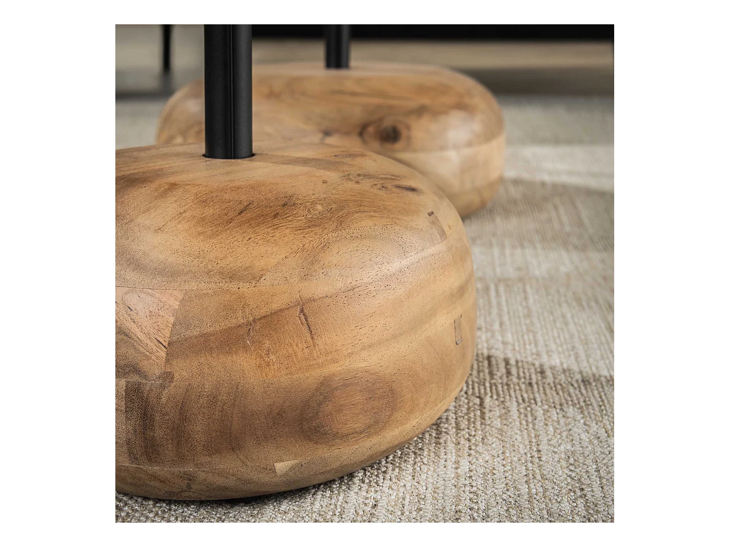 Ensemble de 2 tables basses à plateau triangulaire en acacia massif naturel