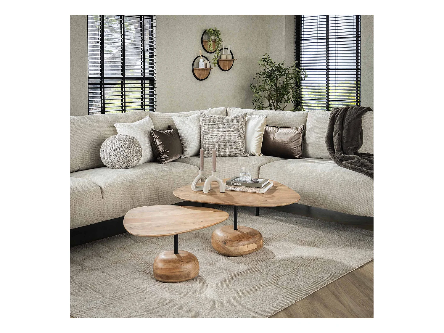 Couchtisch-Set 2, dreieckige Platte, massive Akazie, natur
