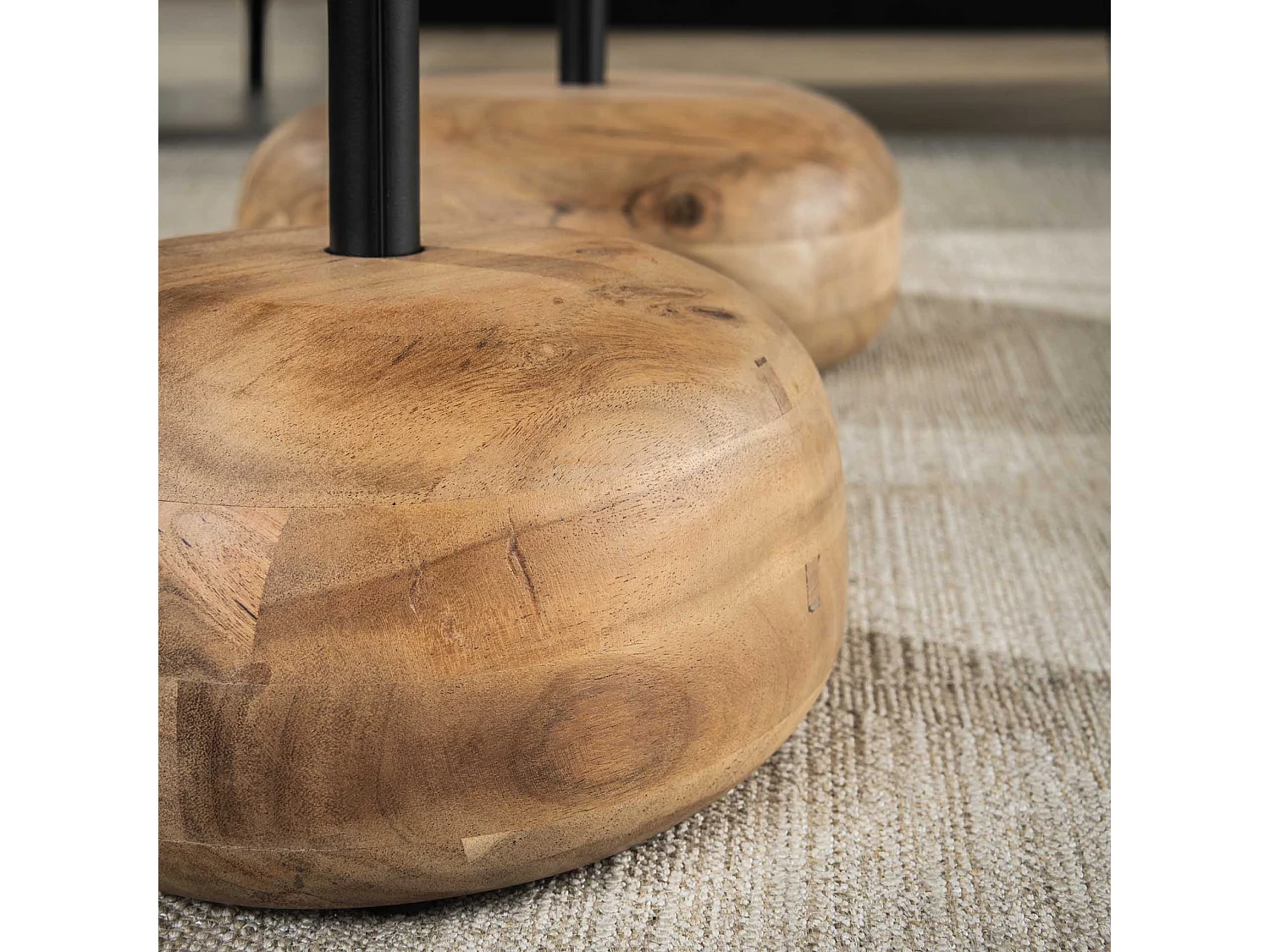 Ensemble de 2 tables basses à plateau triangulaire en acacia massif naturel