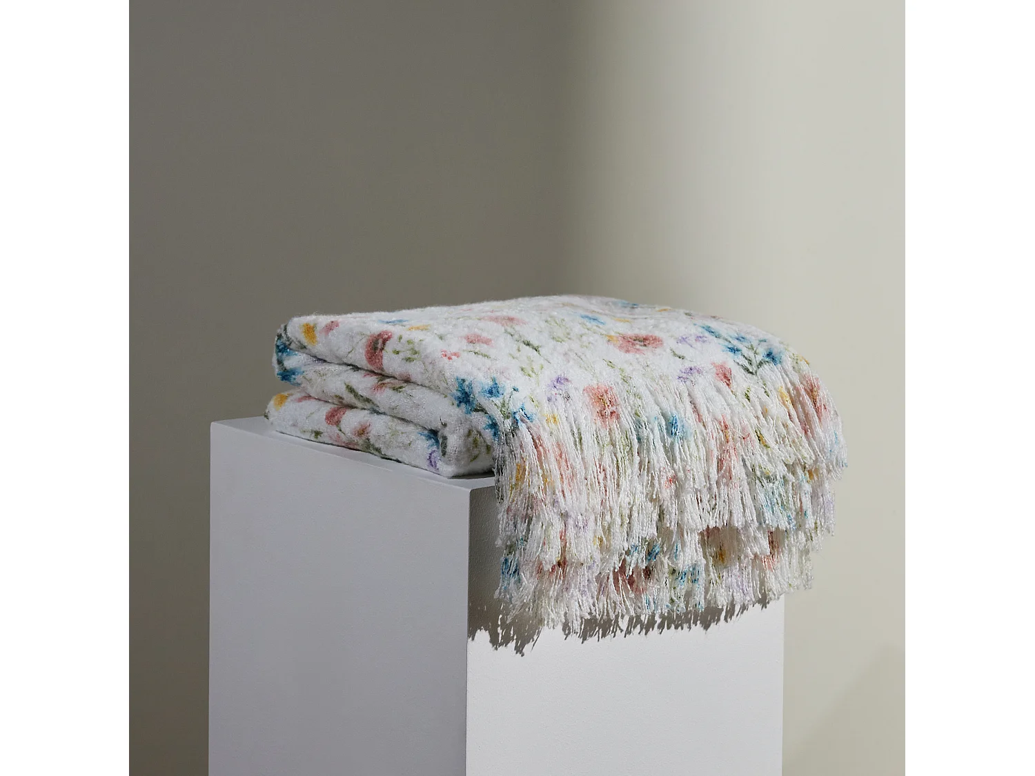 Weiße Decke Sirso mit Blumenmuster 130x170 cm