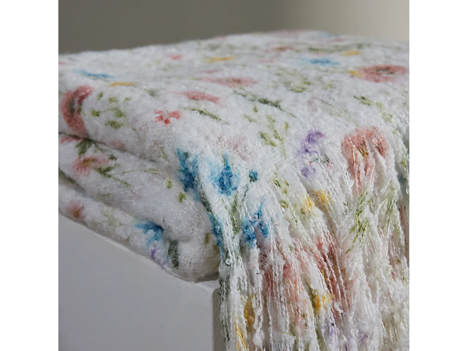 Weiße Decke Sirso mit Blumenmuster 130x170 cm