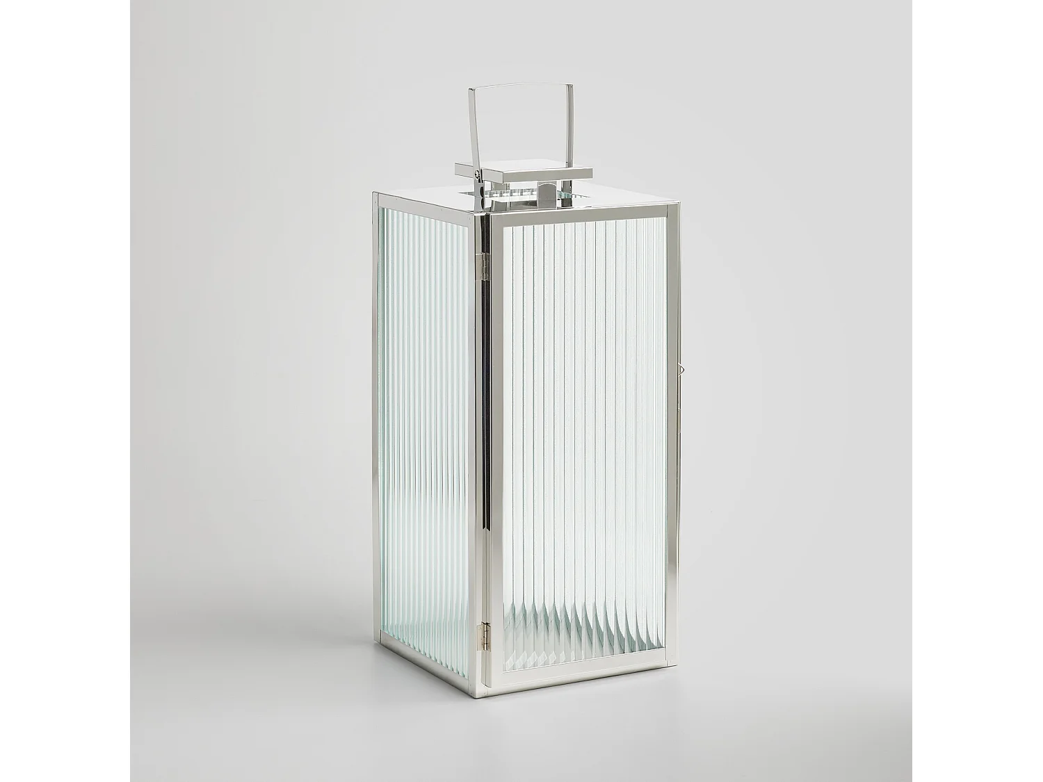 Laterne Rifletto: Eleganter Metalllöwe mit Glasdetails