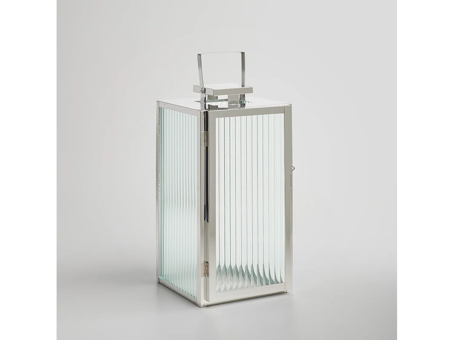 Elegante Silber-Laterne mit geriffelter Glastür