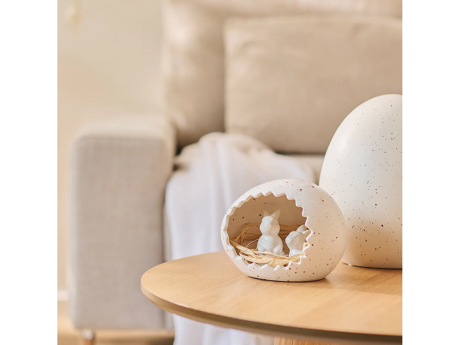 Figurine Egglisio beige clair 13 x 13 x 17