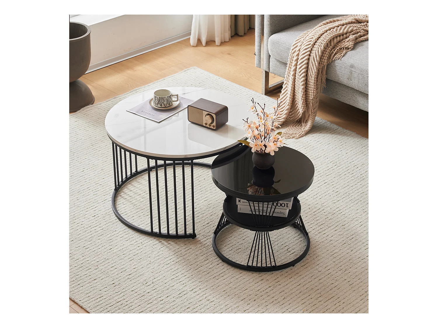 Lot de 2 tables basses gigognes rondes 70/45cm en placage marbre blanc, cadre en métal noir, système emboîtable