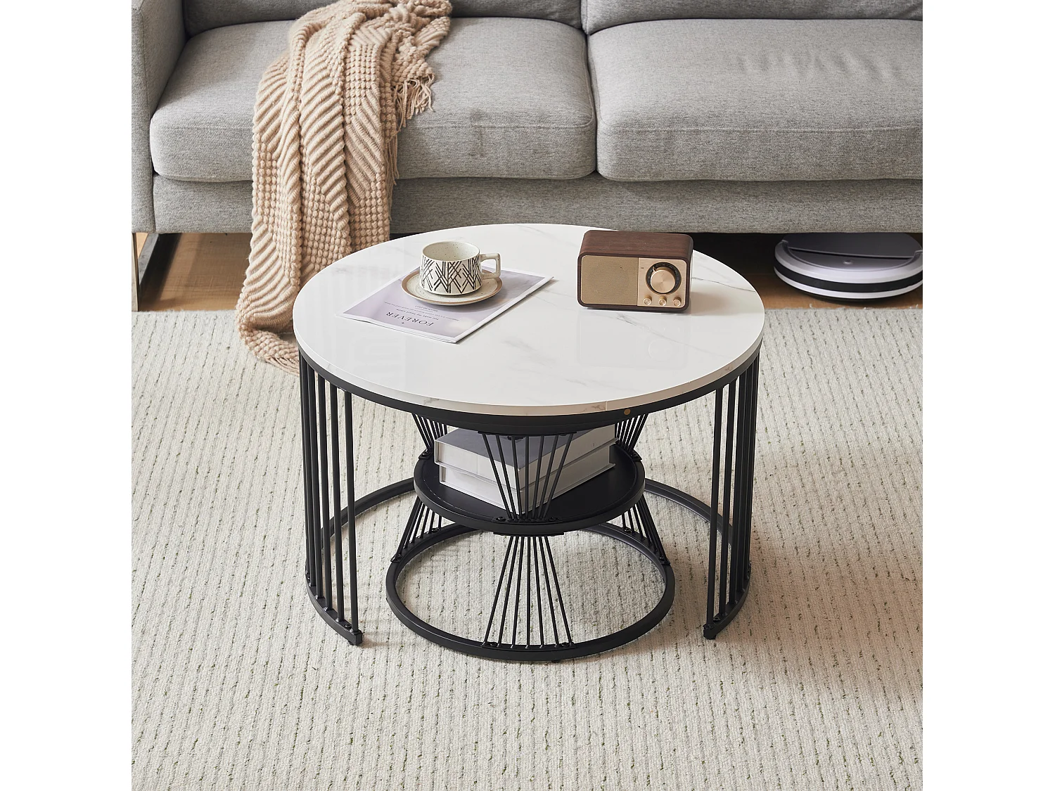 Lot de 2 tables basses gigognes rondes 70/45cm en placage marbre blanc, cadre en métal noir, système emboîtable