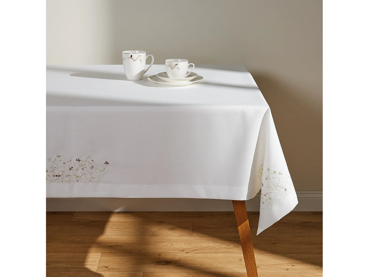 Elegante Tischdecke Pineli aus Polyester & Viskose
