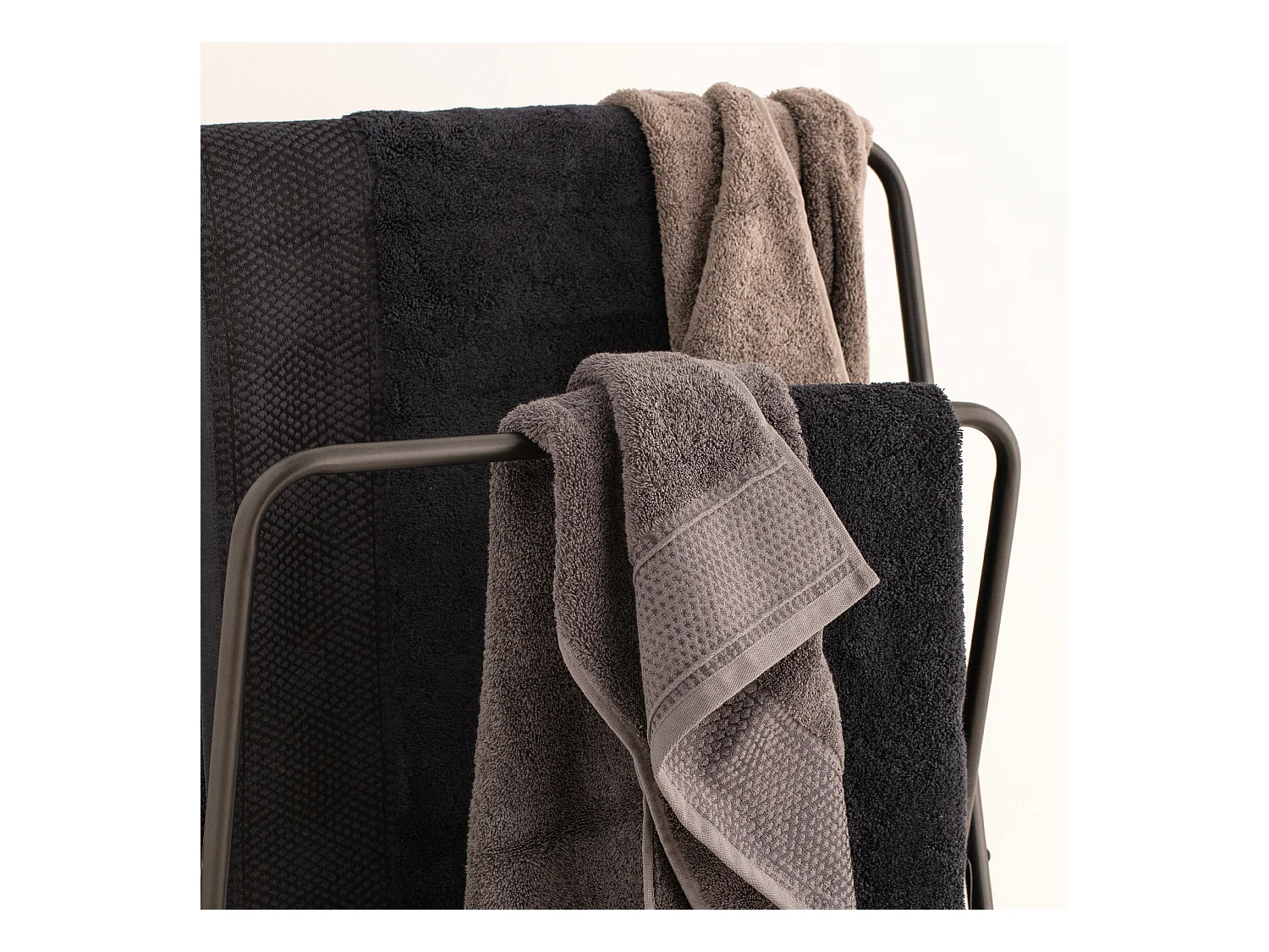 Serviette en coton égyptien Destello noir moyen 100 x 140