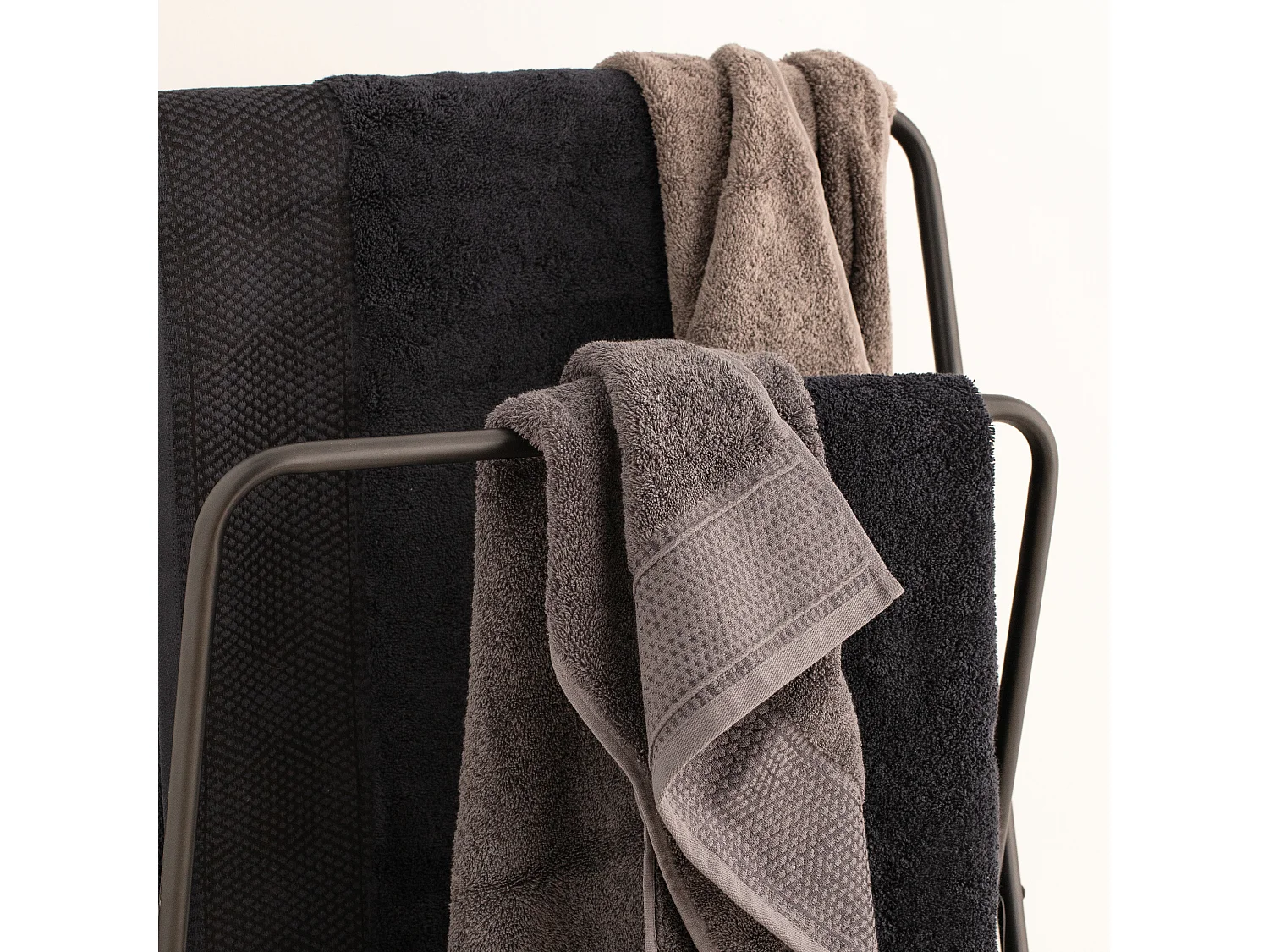 Serviette en coton égyptien Destello noir moyen 100 x 140