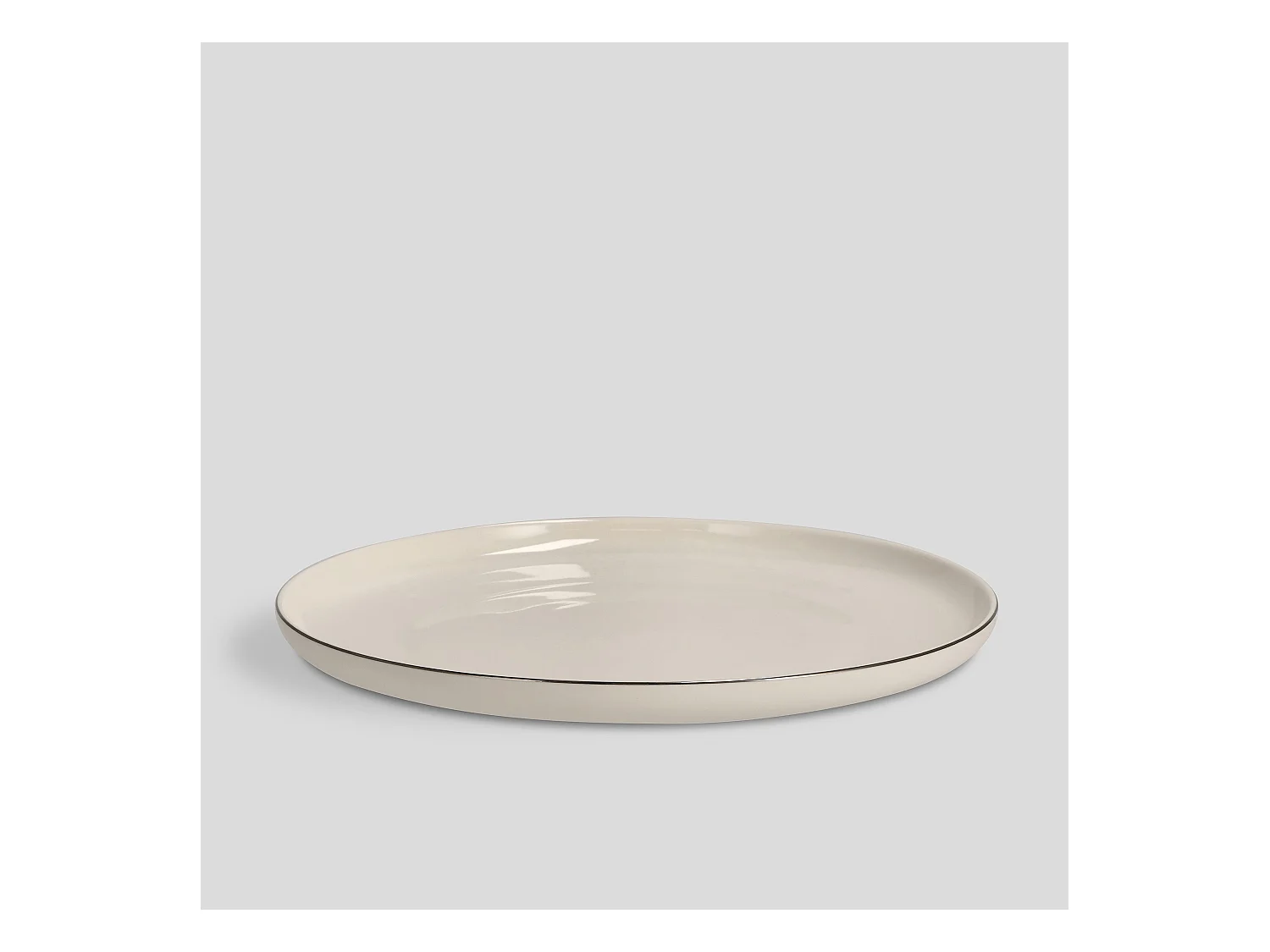 Eleganter Porzellanteller mit Silberrand