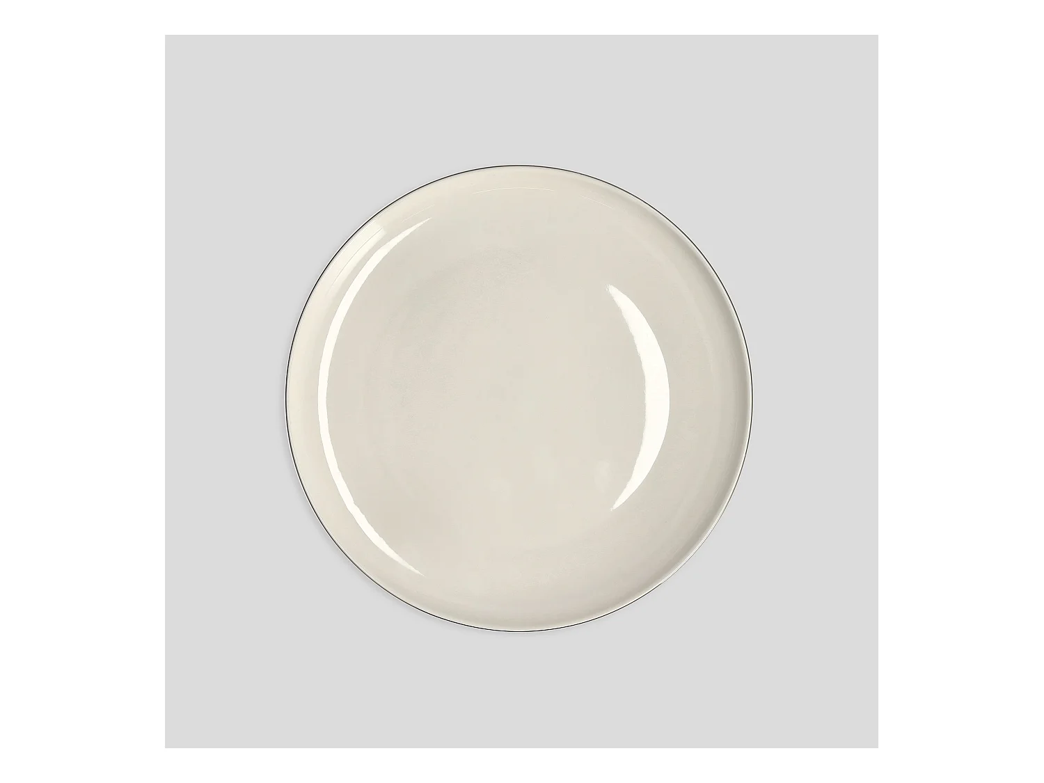 Eleganter Porzellanteller mit Silberrand