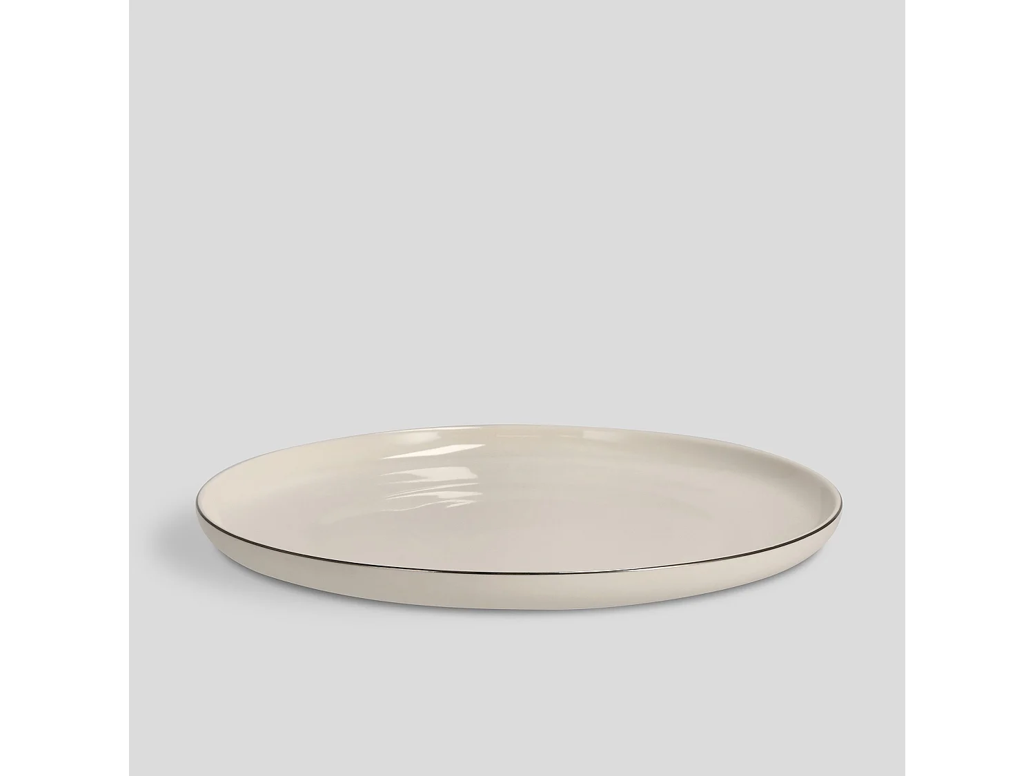 Eleganter Porzellanteller mit Silberrand