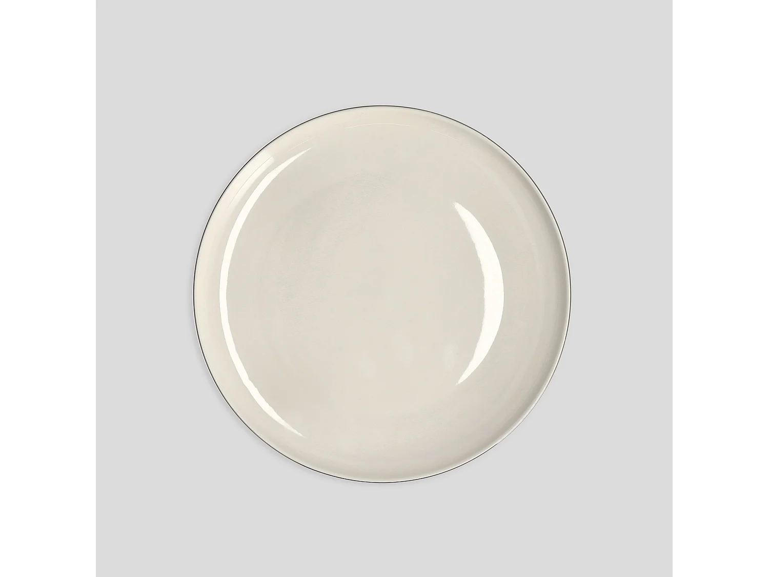 Eleganter Porzellanteller mit Silberrand