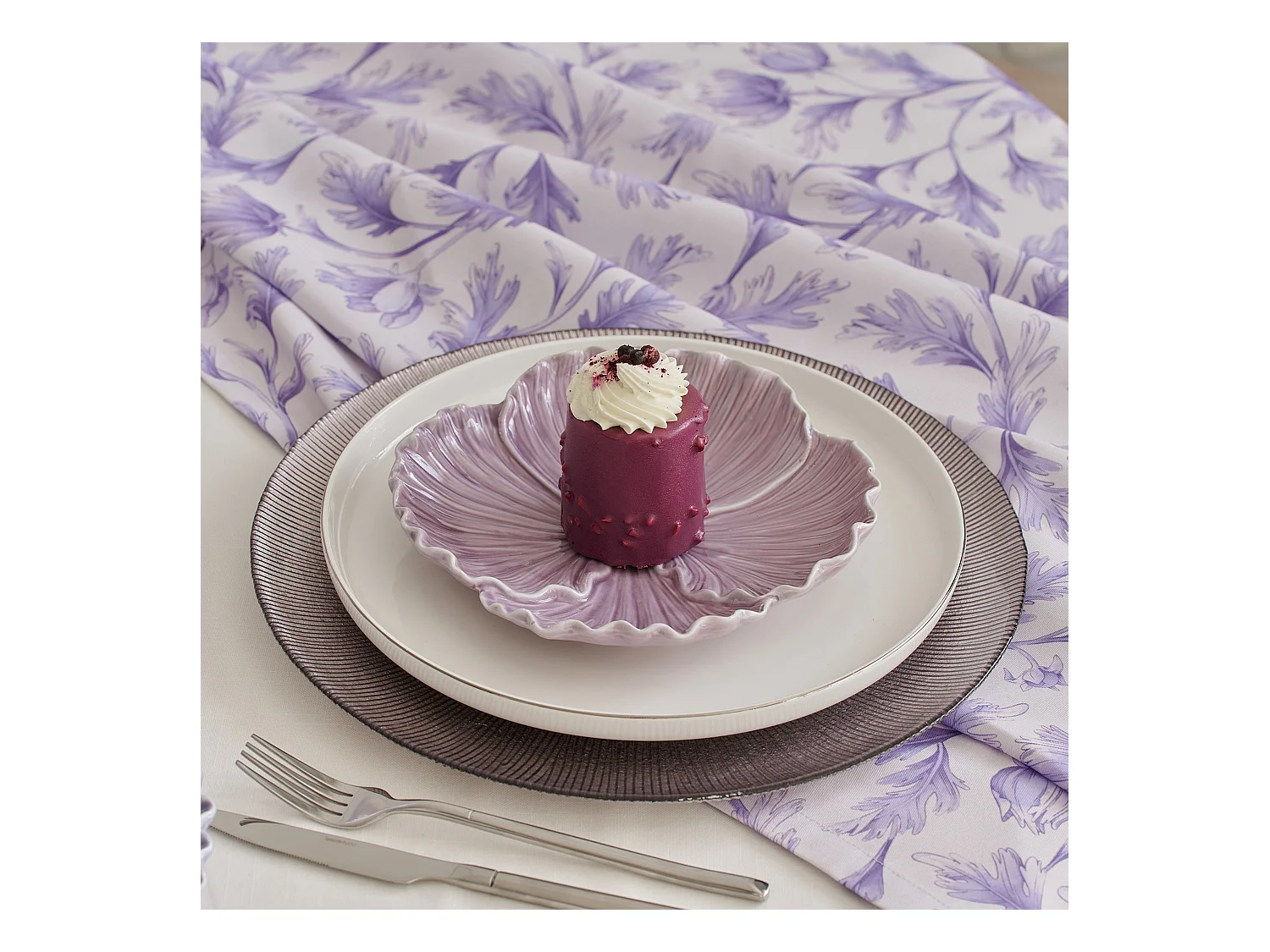 Eleganter Porzellan Dessertteller mit Silberrand