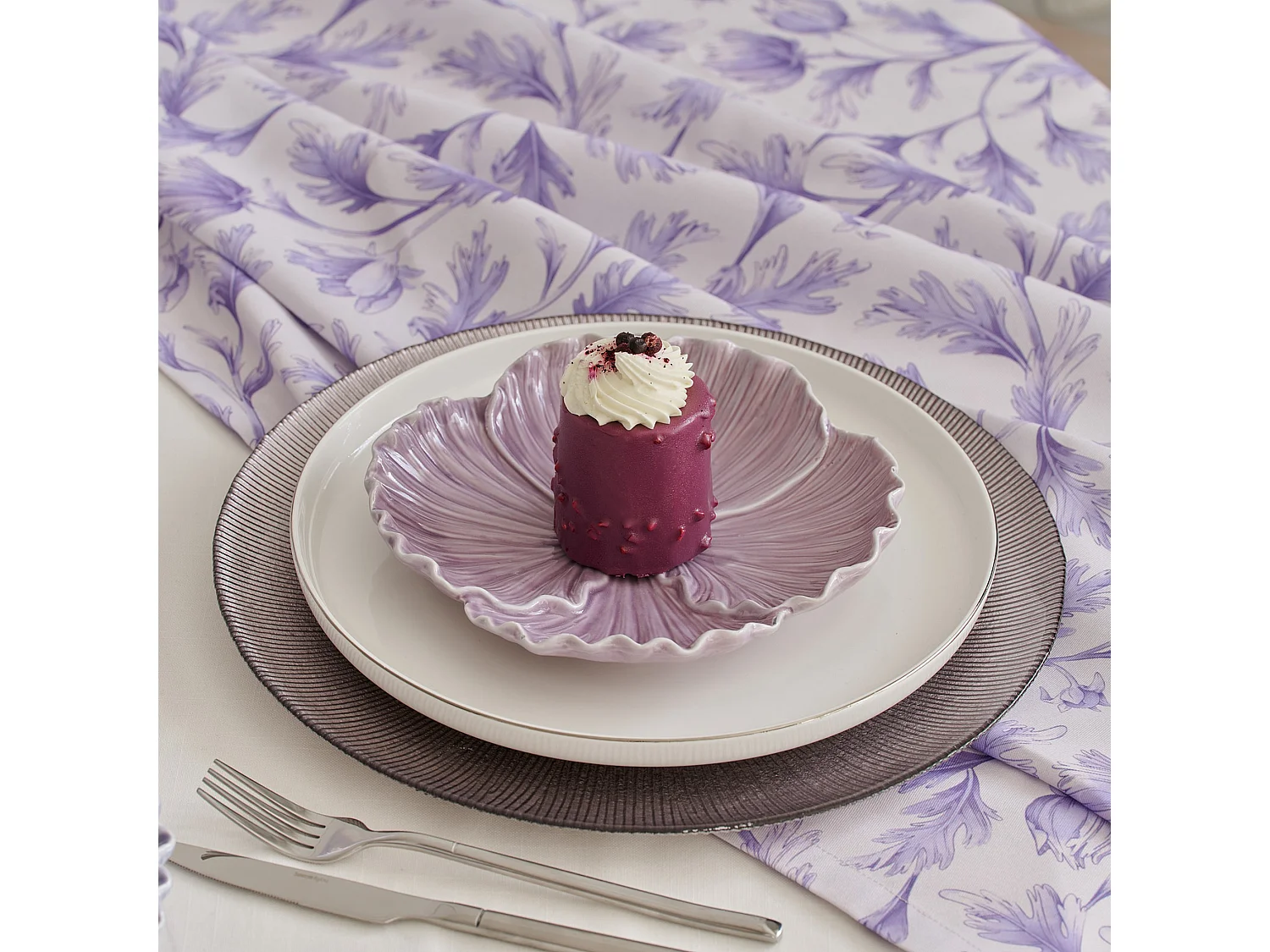 Eleganter Porzellan Dessertteller mit Silberrand