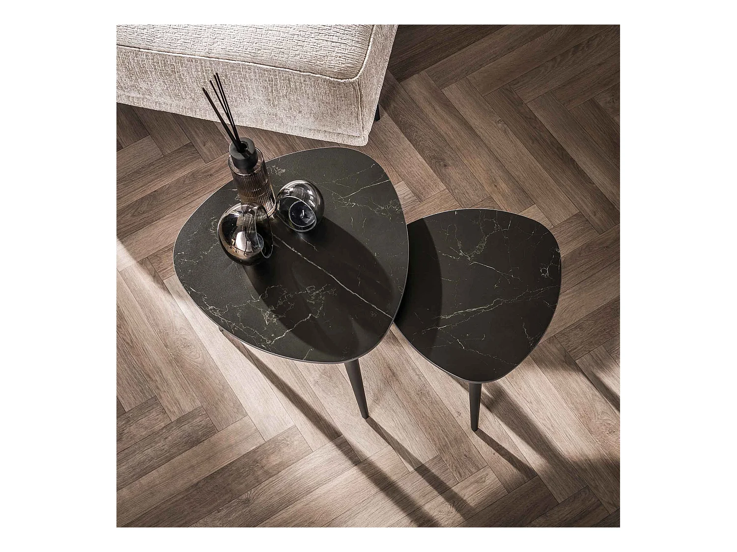 Ensemble de 2 tables d'appoint triangulaires en céramique - Noir naturel