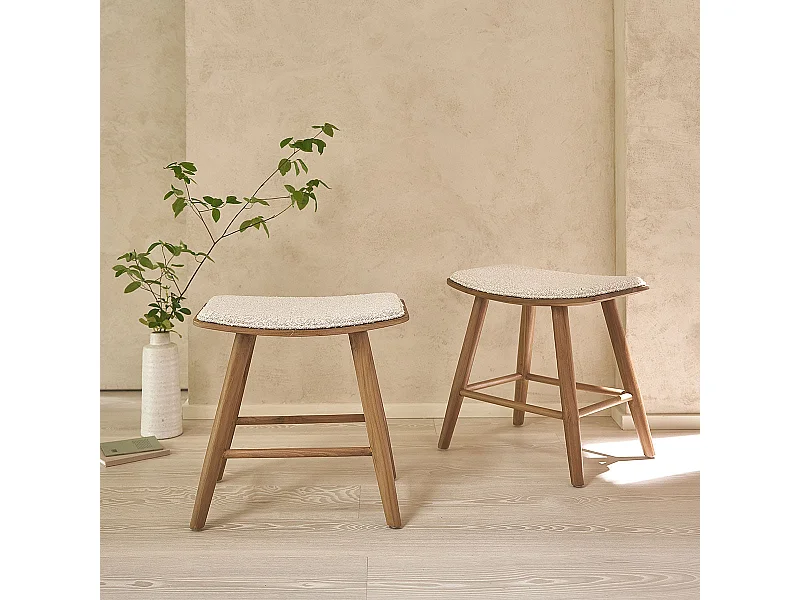 Set di 2 sgabelli in teak massello e tessuto bouclé, 45 cm